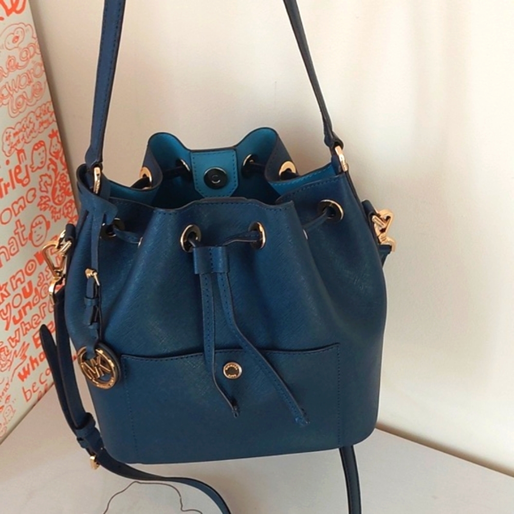 Michael kors medium bucket shoulder / crossbody bag